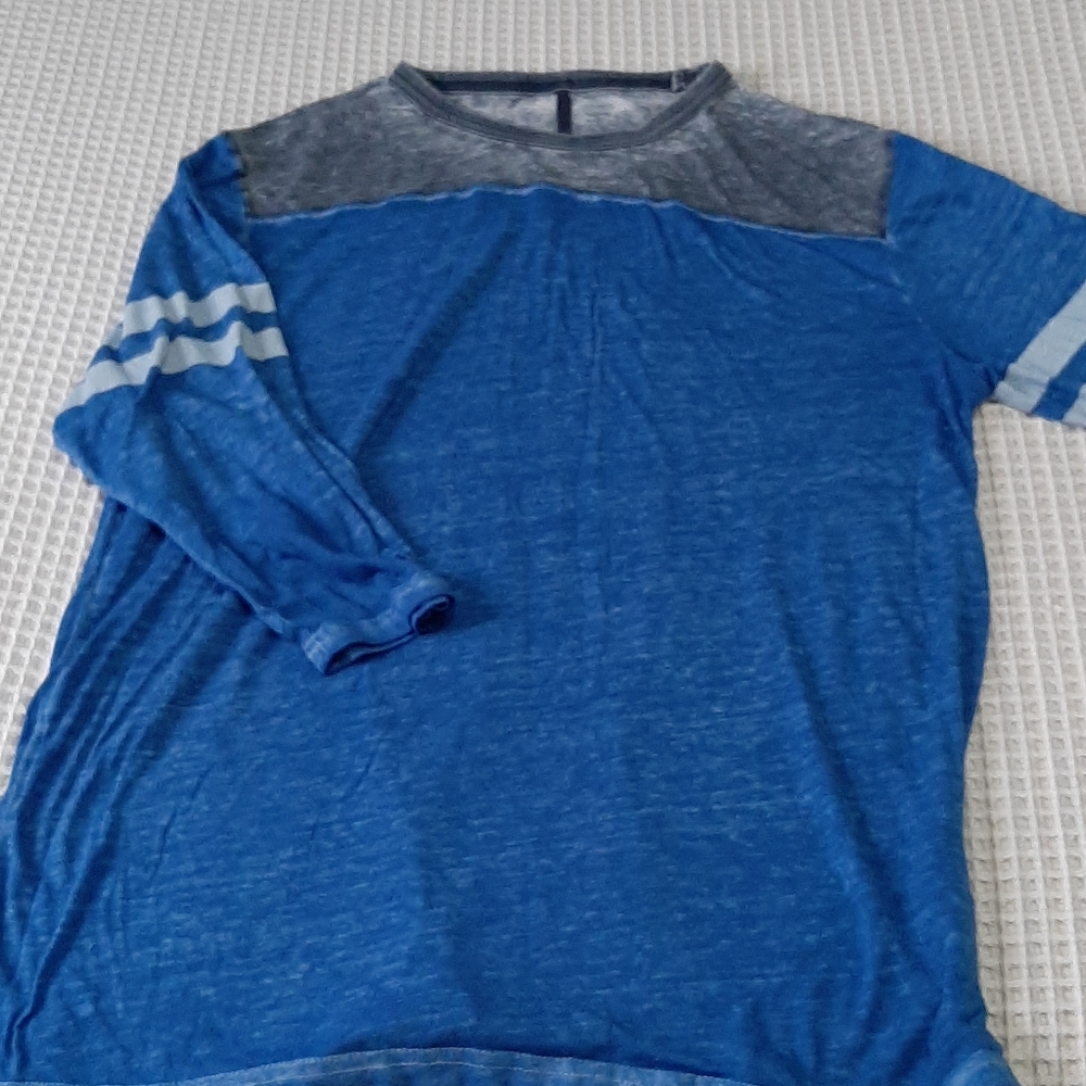 3/4 sleeve tee.